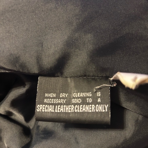 VINTAGE Wilson’s  Black Genuine Leather Jacket w/belt 20” Armpit/Armpit Size M - Picture 7 of 11